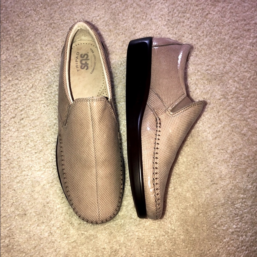 tan ish cute textured tripad sas comfort foot bed chuncky flat Women 9.5 W Never